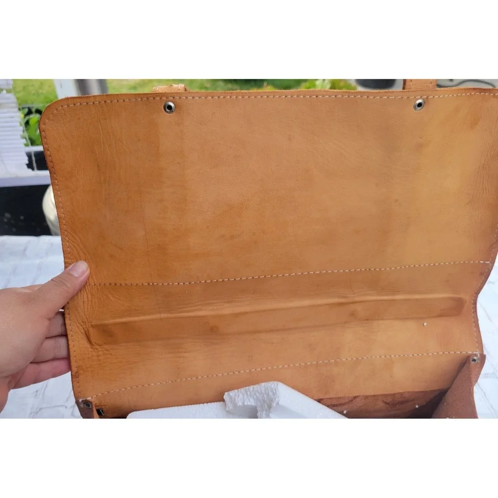 100% Leather messenger bag, stylish, functional, modern, classy, preppy, mod,
